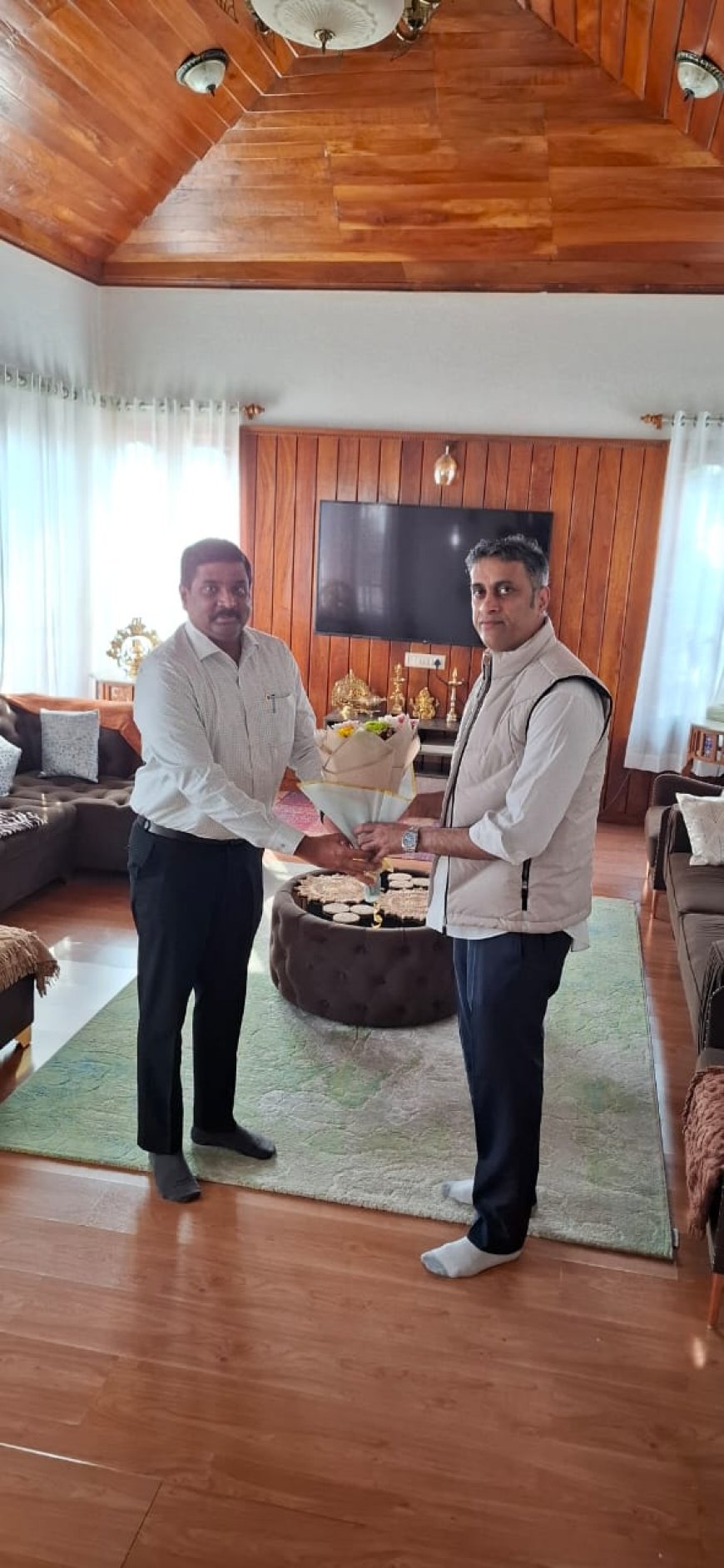 ಶಾಸಕ‌ ಎಎಸ್ ಪೊನ್ನಣ್ಣ ಅವರನ್ನು ಭೇಟಿಯಾದ ನೂತನ ಜಿಲ್ಲಾಧಿಕಾರಿ ಸೋಮಶೇಖರ್