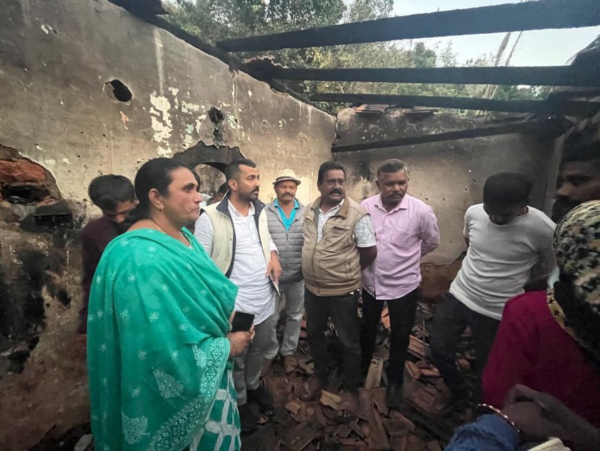 ಕಾಜೂರು; ಮನೆಗೆ ಆಕಸ್ಮಿಕವಾಗಿ ಬೆಂಕಿ ತಗುಲಿ ಮನೆ ಬೆಂಕಿಗಾಹುತಿ;ಸ್ಥಳಕ್ಕೆ ಭೇಟಿ ನೀಡಿ ಪರಿಶೀಲನೆ ನಡೆಸಿದ ಶಾಸಕ ಡಾ.ಮಂತರ್ ಗೌಡ
