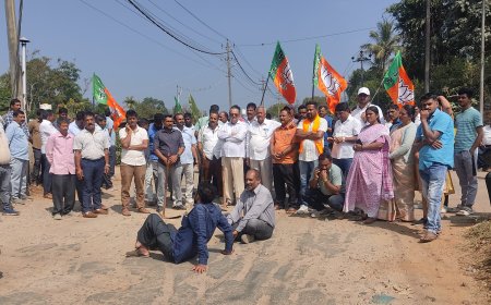ಸೋಮವಾರಪೇಟೆ;ರಸ್ತೆ ಅವ್ಯವಸ್ಥೆ ಖಂಡಿಸಿಬಾಳೆಗಿಡ ನೆಟ್ಟು,ರಸ್ತೆ ತಡೆ ನಡೆಸಿ ಪ್ರತಿಭಟಿಸಿದ ಮಂಡಲ ಬಿಜೆಪಿ