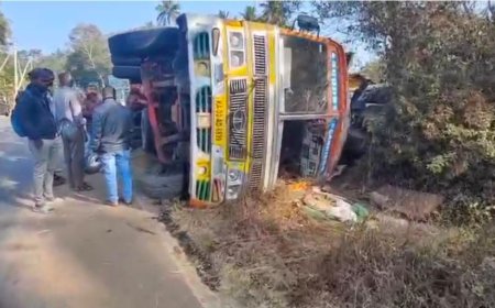 ಸುಂಟಿಕೊಪ್ಪ: ಅಪಘಾತಕ್ಕೀಡಾದ  ಕಾರಿನ ಮೇಲೆ ಬಿದ್ದ ಮರದ ದಿಮ್ಮಿ ಸಾಗಿಸುತ್ತಿದ್ದ ಲಾರಿ!