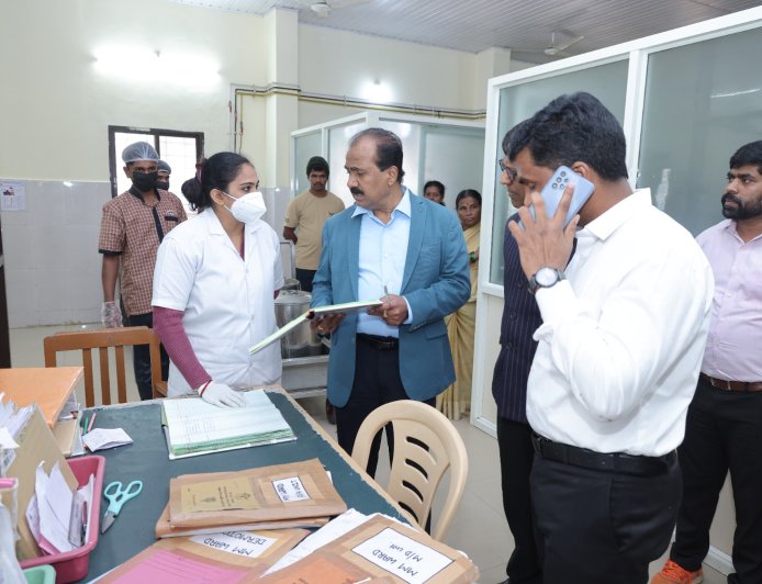 ರಾಜ್ಯ ಆಹಾರ ಆಯೋಗದ ಅಧ್ಯಕ್ಷರಾದ ಡಾ.ಎಚ್.ಕೃಷ್ಣ ಮತ್ತು  ಸದಸ್ಯರ ತಂಡ ವಿವಿಧೆಡೆ ದಿಢೀರ್ ಭೇಟಿ; ಪರಿಶೀಲನೆ