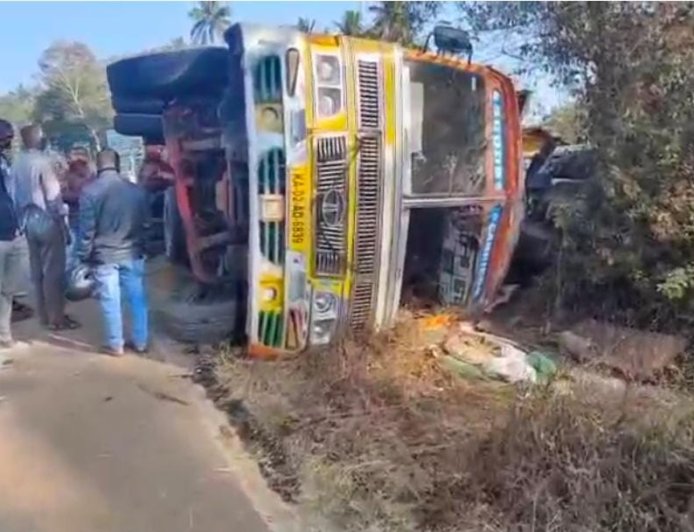 ಸುಂಟಿಕೊಪ್ಪ: ಅಪಘಾತಕ್ಕೀಡಾದ  ಕಾರಿನ ಮೇಲೆ ಬಿದ್ದ ಮರದ ದಿಮ್ಮಿ ಸಾಗಿಸುತ್ತಿದ್ದ ಲಾರಿ!