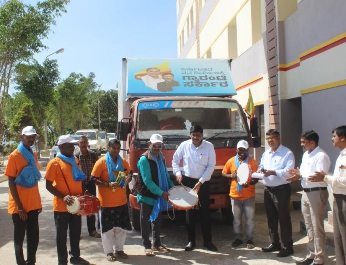 ಸರ್ಕಾರದ ಪಂಚ ಗ್ಯಾರಂಟಿ ಯೋಜನೆಗಳ ಕಲಾಜಾಥ ವಿಶೇಷ ಪ್ರಚಾರಾಂದೋಲನಕ್ಕೆ ಜಿಲ್ಲಾಧಿಕಾರಿ ಎಸ್.ಜೆ.ಸೋಮಶೇಖರ್ ಚಾಲನೆ