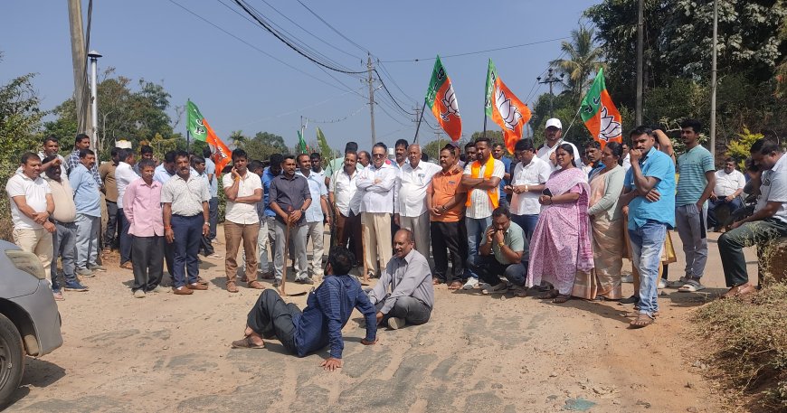 ಸೋಮವಾರಪೇಟೆ;ರಸ್ತೆ ಅವ್ಯವಸ್ಥೆ ಖಂಡಿಸಿಬಾಳೆಗಿಡ ನೆಟ್ಟು,ರಸ್ತೆ ತಡೆ ನಡೆಸಿ ಪ್ರತಿಭಟಿಸಿದ ಮಂಡಲ ಬಿಜೆಪಿ