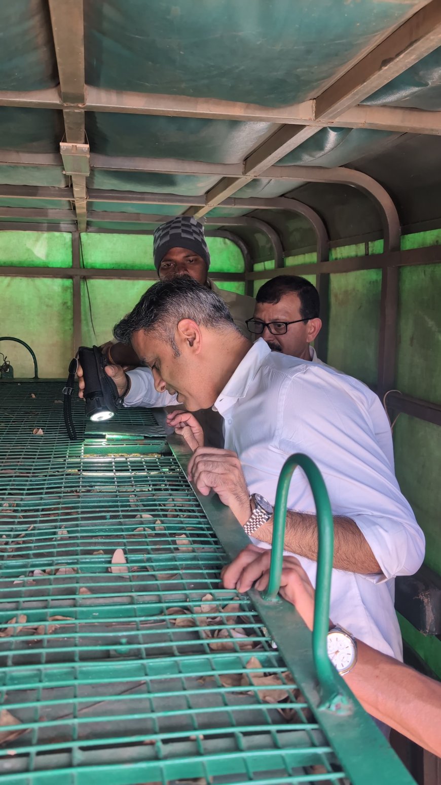 ಬೆಸಗೂರಿನಲ್ಲಿ ಸೆರೆ ಸಿಕ್ಕ ಹುಲಿ ಬನ್ನೇರುಘಟ್ಟಕ್ಕೆ ಸ್ಥಳಾಂತರ:ಕೆಂಗೇರಿಯಲ್ಲಿ  ಹುಲಿಯನ್ನು ವೀಕ್ಷಿಸಿದ ಶಾಸಕ‌ ಎಎಸ್ ಪೊನ್ನಣ್ಣ