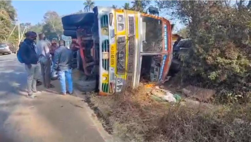 ಸುಂಟಿಕೊಪ್ಪ: ಅಪಘಾತಕ್ಕೀಡಾದ  ಕಾರಿನ ಮೇಲೆ ಬಿದ್ದ ಮರದ ದಿಮ್ಮಿ ಸಾಗಿಸುತ್ತಿದ್ದ ಲಾರಿ!