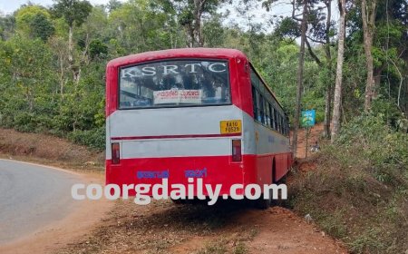 ಕಾಟಕೇರಿ ಬಳಿ ಬ್ರೇಕ್  ವಿಫಲಗೊಂಡು ಚಾಲಕನ ನಿಯಂತ್ರಣ ತಪ್ಪಿ ಚರಂಡಿಗೆ ಬಿದ್ದ ಬಸ್ಸ್