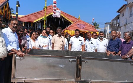 ವಿರಾಜಪೇಟೆ: ಶ್ರೀ ಮುತ್ತಪ್ಪನ್ ಮಲಯಾಳಿ ಸಮಾಜ ಹಾಗೂ ಸಹೃದಯರ ಸಹಕಾರದಲ್ಲಿ ವಿರಾಜಪೇಟೆಯ ಶ್ರೀ ಚೈತನ್ಯ ಮಠಪುರ ಮುತ್ತಪ್ಪ ದೇವಸ್ಥಾನಕ್ಕೆ ಅನ್ನ ಶೇಖರಣಾ ಮಂಚ ಕೊಡುಗೆ