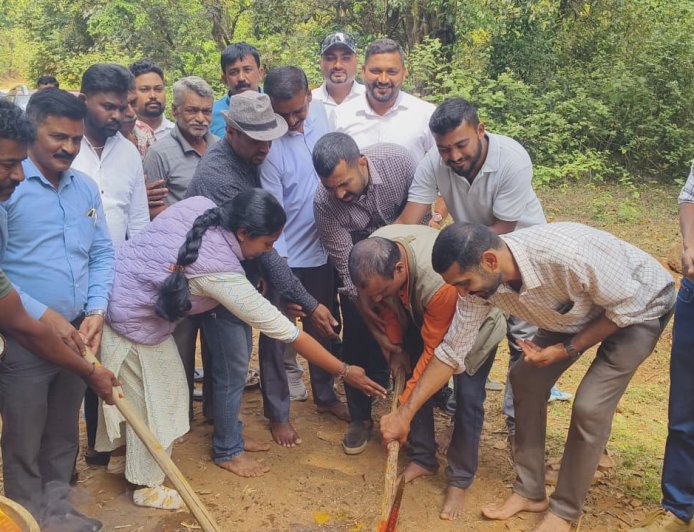 ಮಕ್ಕಂದೂರಿನಲ್ಲಿ ಕಾಲೋನಿ ರಸ್ತೆ ಅಭಿವೃದ್ಧಿಗೆ ಡಾ ಮಂತರ್ ಗೌಡ ರವರಿಂದ ಚಾಲನೆ