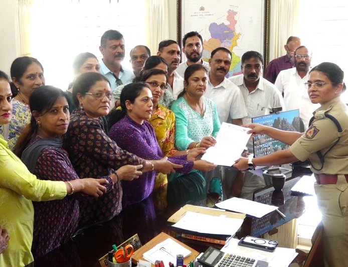 ಮಾಜಿ ಶಾಸಕ ಕೆ.ಜಿ ಬೋಪಯ್ಯ ಅವರು ವಿರುದ್ಧ ಸಾಮಾಜಿಕ ಜಾಲತಾಣದಲ್ಲಿ ಸುಳ್ಳು ಆರೋಪ: ಎಸ್ಪಿಗೆ ದೂರು ನೀಡಿದ ಬಿಜೆಪಿ ಮಹಿಳಾ ಮೋರ್ಚಾ