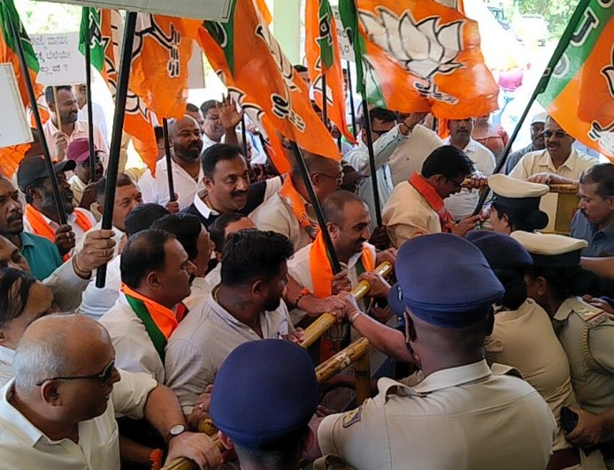 ಕೊಡಗು ಜಿಲ್ಲೆಯಲ್ಲಿ ವನ್ಯಪ್ರಾಣಿ ಮಾನವ ಸಂಘರ್ಷಕ್ಕೆ ಶಾಶ್ವತ ಪರಿಹಾರಕ್ಕೆ ಆಗ್ರಹ:ಕೊಡಗು ಜಿಲ್ಲಾ ಬಿಜೆಪಿಯಿಂದ ಅರಣ್ಯ ಭವನಕ್ಕೆ ಮುತ್ತಿಗೆಗೆ ಯತ್ನ