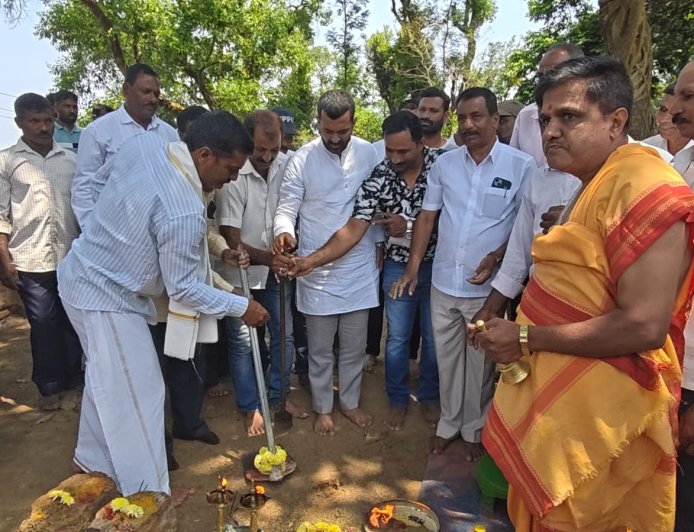 ಗ್ರಾಮೀಣ ಭಾಗದ ಸುಗ್ಗಿಕಟ್ಟೆಗಳ ಅಭಿವೃದ್ಧಿಗೆ 1.20 ಕೋಟಿ ಅನುದಾನ ಒದಗಿಸಿದ ಶಾಸಕರಾದ ಡಾ.ಮಂತರ್ ಗೌಡ:ತಲಾ 10 ಲಕ್ಷ ರೂಪಾಯಿ ಅನುದಾನದಲ್ಲಿ 12 ಸುಗ್ಗಿಕಟ್ಟೆಗಳ ಅಭಿವೃದ್ಧಿಗೆ ಯಡೂರುನಲ್ಲಿ ಭೂಮಿ ಪೂಜೆ