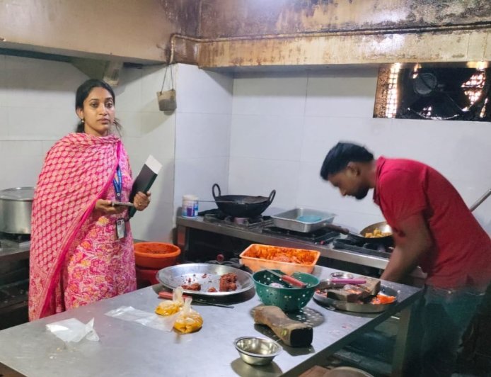 ಅಡಿಗೆ ಅನಿಲ ವ್ಯತ್ಯಯ: ಸೋಮವಾರಪೇಟೆ ಪಟ್ಟಣದ ಹೋಟೆಲ್ ಹಾಗೂ ಬೇಕರಿಗಳಲ್ಲಿ ಆಹಾರ ನಿರೀಕ್ಷಕರಿಂದ ಪರಿಶೀಲನೆ
