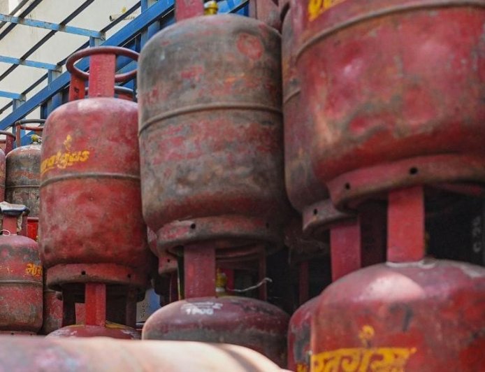 ಸಿಗದ ಸಿಲಿಂಡರ್​​, ಹೊಟೇಲ್​ ಮುಚ್ಚಿ ಸಾಲದ ಸುಳಿಗೆ ಸಿಲುಕಿದ್ದ ಹೋಟೆಲ್ ಮಾಲೀಕ ಆತ್ಮಹತ್ಯೆ