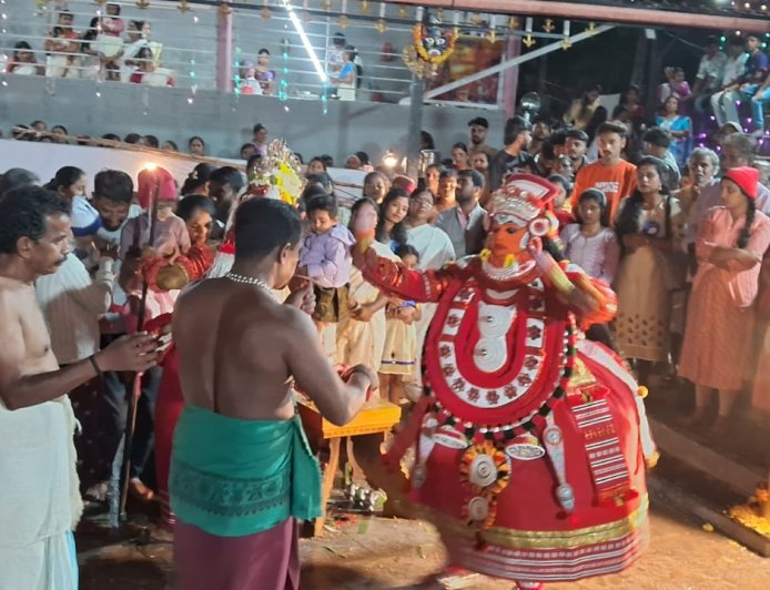 ವಿರಾಜಪೇಟೆ; ಅರಸು ನಗರ ಶ್ರೀ ಮುತ್ತಪ್ಪ ಪುನರ್ ಪ್ರತಿಷ್ಠಾಪನೆ   ಮತ್ತು ತೆರೆ ಮಹೋತ್ಸವ