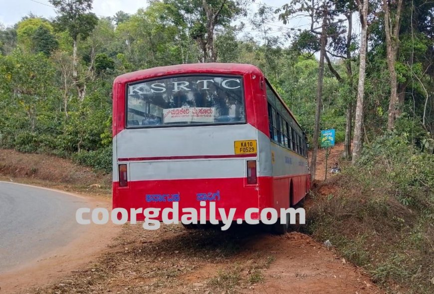 ಕಾಟಕೇರಿ ಬಳಿ ಬ್ರೇಕ್  ವಿಫಲಗೊಂಡು ಚಾಲಕನ ನಿಯಂತ್ರಣ ತಪ್ಪಿ ಚರಂಡಿಗೆ ಬಿದ್ದ ಬಸ್ಸ್