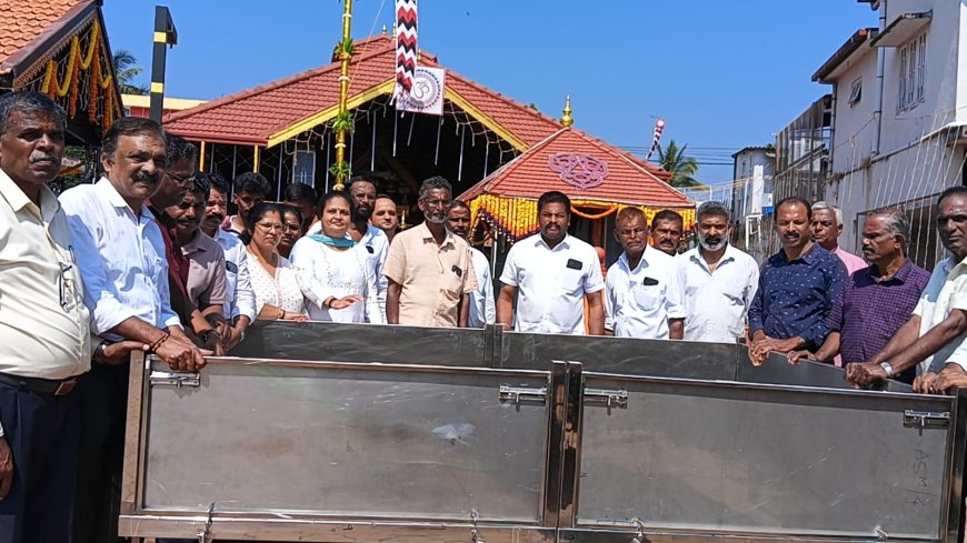 ವಿರಾಜಪೇಟೆ: ಶ್ರೀ ಮುತ್ತಪ್ಪನ್ ಮಲಯಾಳಿ ಸಮಾಜ ಹಾಗೂ ಸಹೃದಯರ ಸಹಕಾರದಲ್ಲಿ ವಿರಾಜಪೇಟೆಯ ಶ್ರೀ ಚೈತನ್ಯ ಮಠಪುರ ಮುತ್ತಪ್ಪ ದೇವಸ್ಥಾನಕ್ಕೆ ಅನ್ನ ಶೇಖರಣಾ ಮಂಚ ಕೊಡುಗೆ