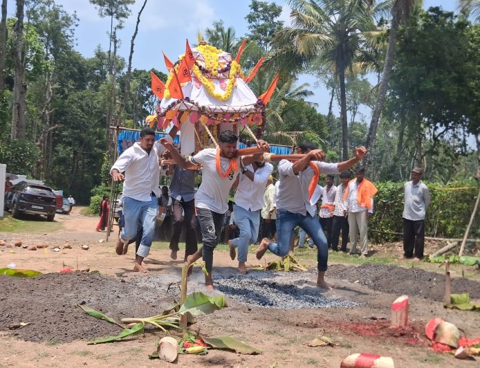 ಹೊಸಪಟ್ಟಣ; ಪೂಜೆ ವೇಳೆ ಹೆಜ್ಜೇನು ದಾಳಿ