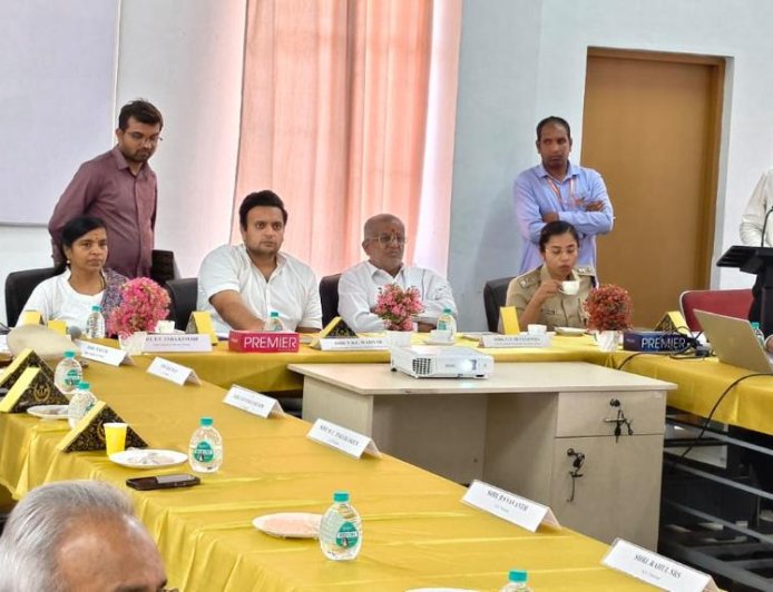 ವಿಮಾನ ನಿಲ್ದಾಣ ವಿಸ್ತರಣೆ ಯೋಜನೆ ಕಾರ್ಯ ತ್ವರಿತಗೊಳಿಸಲು ಸಂಸದರ ಸೂಚನೆ;  ವಿಮಾನ ನಿಲ್ದಾಣ ಅಭಿವೃದ್ಧಿ ಪರಿಶೀಲನಾ ಸಭೆ ನಡೆಸಿದ ಯದುವೀರ್ ಒಡೆಯರ್