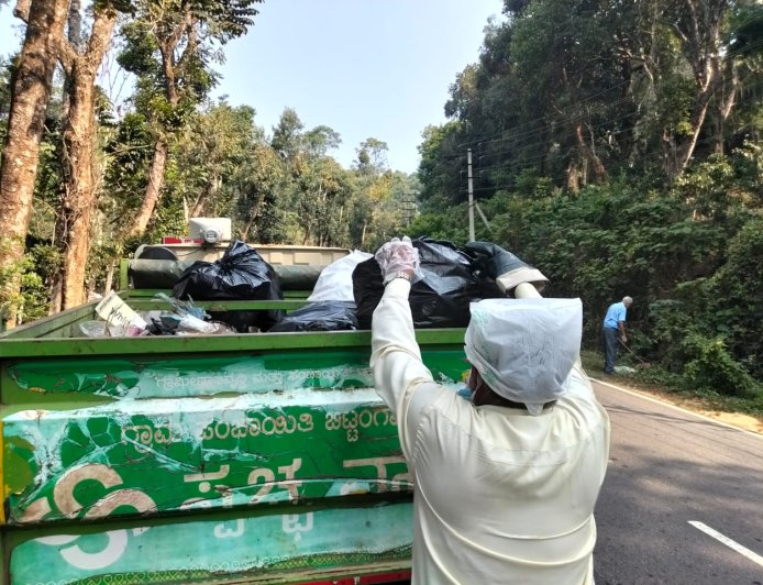 ಅಂಬಟ್ಟಿ ವಿಜಯ ವಿಘ್ನೇಶ್ವರ ಸೇವಾ ಸಮಿತಿ ವತಿಯಿಂದ ಅಂಬಟ್ಟಿ ಗ್ರಾಮದಲ್ಲಿ ಸ್ವಚ್ಛತಾ ಕಾರ್ಯ