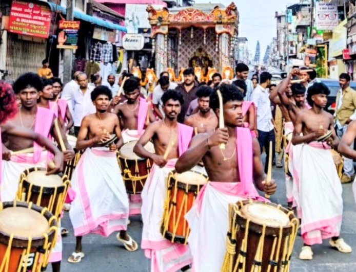 ಕುಶಾಲನಗರ : ವಾಸವಿ ಜಯಂತಿ ಅಂಗವಾಗಿ ಅದ್ದೂರಿ ಮೆರವಣಿಗೆ