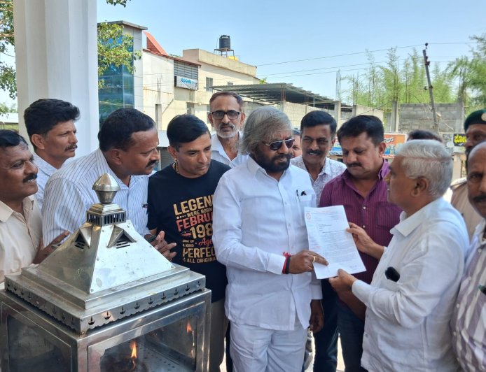 ಕುಶಾಲನಗರ : ವೀರಶೈವ ಮಹಾಸಭಾದ ರಾಷ್ಟ್ರೀಯ ಅಧ್ಯಕ್ಷ ಈಶ್ವರ ಖಂಡ್ರೆಗೆ ಸ್ವಾಗತ ; ರಾಜರ ಗದ್ದುಗೆ, ಕೋಟೆ ಅರಮನೆ ಸಂರಕ್ಷಣೆಗೆ ಸಚಿವರಿಗೆ ಮನವಿ ಪತ್ರ