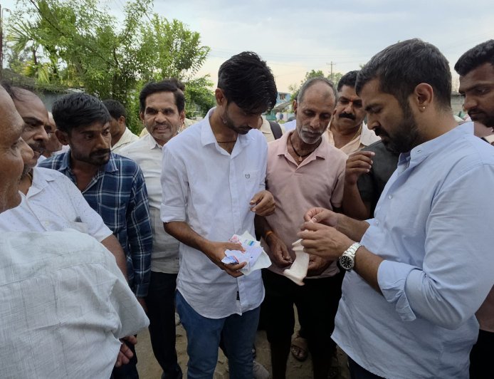 ಕುಶಾಲನಗರ:ರಸ್ತೆ ಅಪಘಾತದಲ್ಲಿ ಗಾಯಗೊಂಡ ಬೈಕ್ ಸವಾರನಿಗೆ ಸ್ಥಳದಲ್ಲೇ ಚಿಕಿತ್ಸೆ ನೀಡಿದ ಶಾಸಕ ಡಾಕ್ಟರ್ ‌ಮಂತರ್ ಗೌಡ