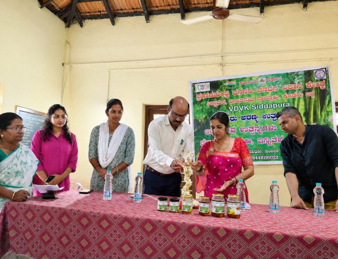 ವನಧನ ಯೋಜನೆಯಡಿ ಮಹಿಳೆಯರು ಸಂಗ್ರಹಿಸಿದ ಜೇನುಹನಿ ಮಾರುಕಟ್ಟೆಗೆ ಬಿಡುಗಡೆ
