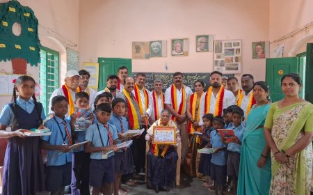 ಕರ್ನಾಟಕ ರಕ್ಷಣಾ ವೇದಿಕೆ ಸ್ವಾಭಿಮಾನಿ ಬಣದ ವತಿಯಿಂದ ವಿದ್ಯಾರ್ಥಿಗಳಿಗೆ ಉಚಿತ ನೋಟ್ ಪುಸ್ತಕ ವಿತರಣೆ