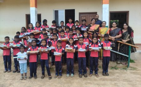 ಕ್ಲೋಸ್ ಬರ್ನ್ ಶಾಲೆಗೆ ನೋಟ್ ಪುಸ್ತಕ ವಿತರಣೆ