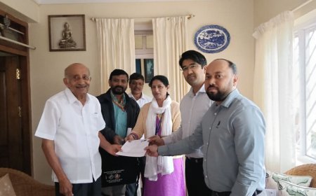 ಮತದಾರರ ಪಟ್ಟಿ ಪರಿಷ್ಕರಣೆ: ಮಾಜಿ ಸಚಿವ ಎಂ.ಸಿ. ನಾಣಯ್ಯ ಅವರಿಗೆ ಎನ್ಯೂಮರೇಷನ್ ಫಾರ್ಮ್ ವಿತರಣೆ