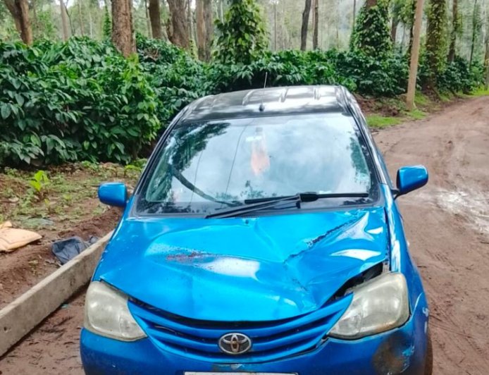 ಸಿದ್ದಾಪುರ:ಎಸ್ಟೇಟ್ ನೊಳಗೆ ಕಾರಿನ ಮೇಲೆ ಕಾಡಾನೆ ದಾಳಿ