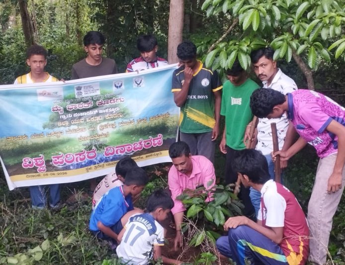 ಹಾಕತ್ತೂರಿನಲ್ಲಿ ಪರಿಸರ ದಿನಾಚರಣೆ: ತೊಂಬತ್ತು ಮನೆ ಶಾಲೆ, ಸ್ಮಶಾನದಲ್ಲಿ ಸಸಿ ನೆಡುವ ಕಾರ್ಯಕ್ರಮ