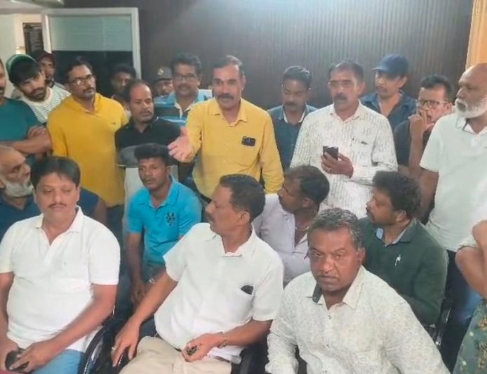 ವಿರಾಜಪೇಟೆಯಲ್ಲಿ ಫಿಫಾ ವಿಶ್ವ ಕಪ್ ಪುಟ್ಬಾಲ್ ತಂಡಗಳ ಫ್ಲೆಕ್ಸ್ ತೆರೆವು:  ಪುಟ್ಬಾಲ್ ಅಭಿಮಾನಿಗಳಿಂದ ಪುರಸಭೆ ಮುಖ್ಯಾಧಿಕಾರಿಗಳ ವಿರುದ್ಧ ಆಕ್ರೋಶ