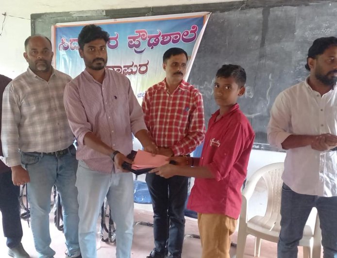 ಯುನೈಟೆಡ್ ಕೊಡಗು ಸಂಘದಿಂದ ಬಡ ವಿದ್ಯಾರ್ಥಿಗಳಿಗೆ ಸಮವಸ್ತ್ರ ವಿತರಣೆ