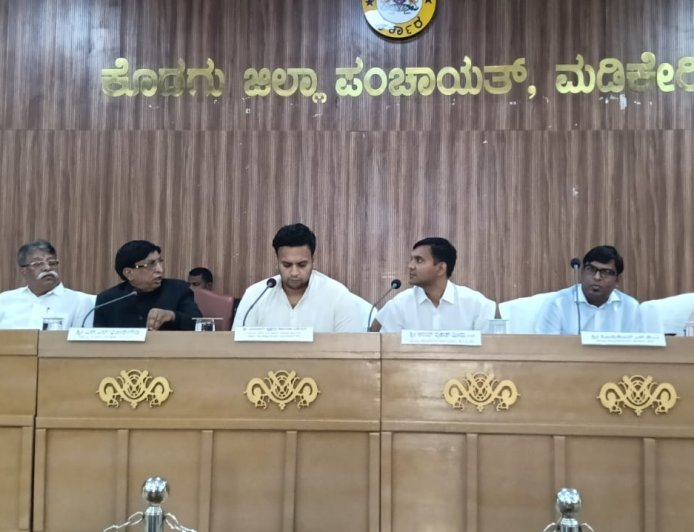 ಜಿಲ್ಲಾ ಅಭಿವೃದ್ಧಿ ಮತ್ತು ಸಮನ್ವಯ ಸಮಿತಿ ಸಭೆ: ಕೇಂದ್ರ ಸರ್ಕಾರದ ಹಲವು ಯೋಜನಾ ಕಾರ್ಯಕ್ರಮ ಪರಿಣಾಮಕಾರಿಯಾಗಿ ತಲುಪಿಸಿ ಯದುವೀರ್ ಕೃಷ್ಣದತ್ತ ಚಾಮರಾಜ ಒಡೆಯರ್