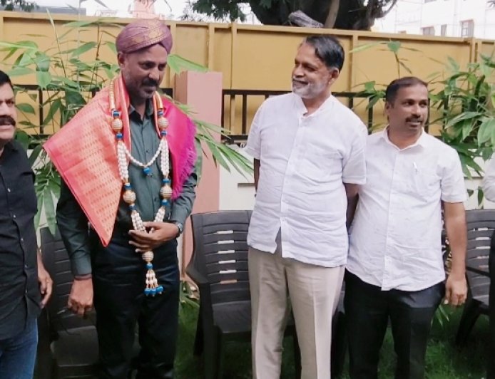 ಆರ್ಟ್ ಆಫ್ ಲಿವಿಂಗ್‌ನ ಪ್ರತಿಷ್ಠಿತ ‘ತೆರೆಮರೆಯ ಸಾಧಕ’ ಪ್ರಶಸ್ತಿ ಪಡೆದ "ಮಾಧ್ಯಮ ಸ್ಪಂದನ" ಸಂಸ್ಥಾಪಕ ಅಜ್ಜಮಾಡ ರಮೇಶ್ ಕುಟ್ಟಪ್ಪ" ರಿಗೆ ಪ್ರತಿನಿಧಿ ಪತ್ರಿಕಾ ಬಳಗದ ವತಿಯಿಂದ ಸನ್ಮಾನ