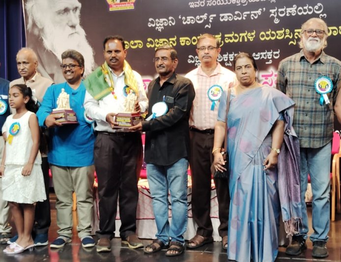 ಸರ್ಕಾರಿ ಪ್ರೌಢಶಾಲಾ ಮುಖ್ಯೋಪಾಧ್ಯಾಯ  ಟಿ.ಜಿ.ಪ್ರೇಮಕುಮಾರ್ ಅವರಿಗೆ ವಿಜ್ಞಾನಿ ಡಾ ಡಾರ್ವಿನ್ ಪ್ರಶಸ್ತಿ