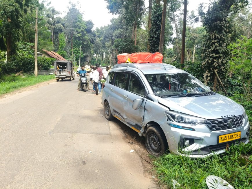 ಸಿದ್ದಾಪುರ;ರಸ್ತೆ ಗುಂಡಿ ತಪ್ಪಿಸಲು ಹೋಗಿ ಎರಡು ಎರ್ಟಿಗಾ ಕಾರುಗಳ ನಡುವೆ ಅಪಘಾತ