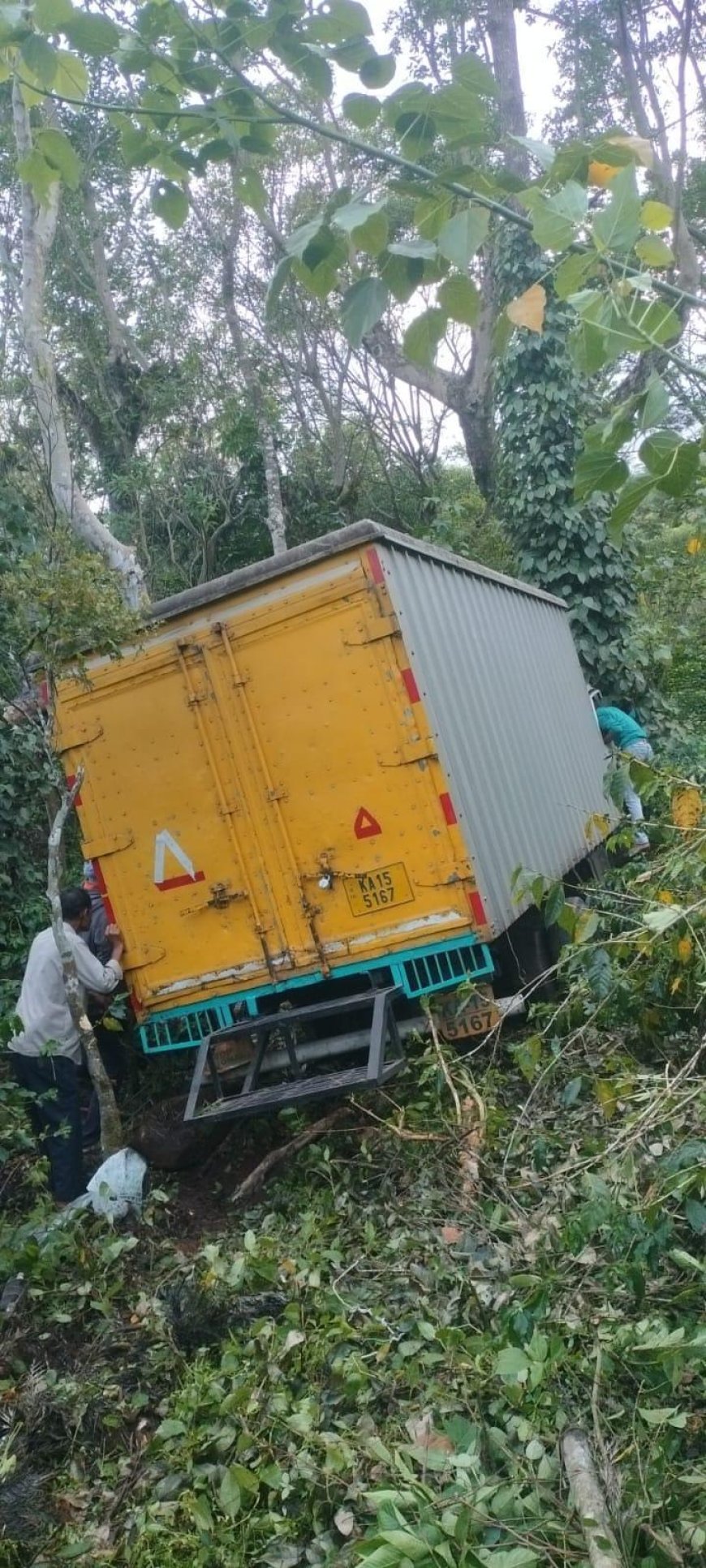 ಸೋಮವಾರಪೇಟೆ;ಉಪ್ಪಿನಕಾಯಿ ಸಾಗಾಟ ಮಾಡುತ್ತಿದ್ದ ವಾಹನ ಅಪಘಾತ