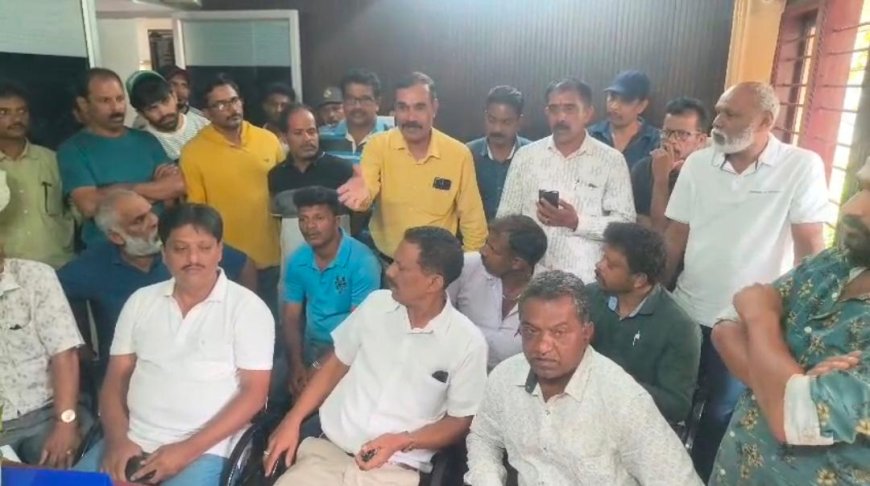 ವಿರಾಜಪೇಟೆಯಲ್ಲಿ ಫಿಫಾ ವಿಶ್ವ ಕಪ್ ಪುಟ್ಬಾಲ್ ತಂಡಗಳ ಫ್ಲೆಕ್ಸ್ ತೆರೆವು:  ಪುಟ್ಬಾಲ್ ಅಭಿಮಾನಿಗಳಿಂದ ಪುರಸಭೆ ಮುಖ್ಯಾಧಿಕಾರಿಗಳ ವಿರುದ್ಧ ಆಕ್ರೋಶ