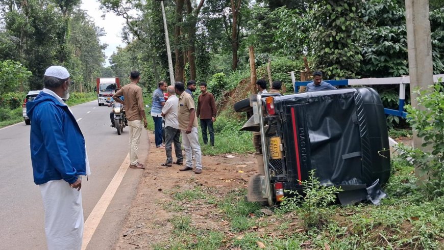 ಓವರ್‌ಟೇಕ್ ಯತ್ನ: ಆಟೋಗೆ ಖಾಸಗಿ ಬಸ್ ಡಿಕ್ಕಿ, ಚಾಲಕ ಗಂಭೀರ