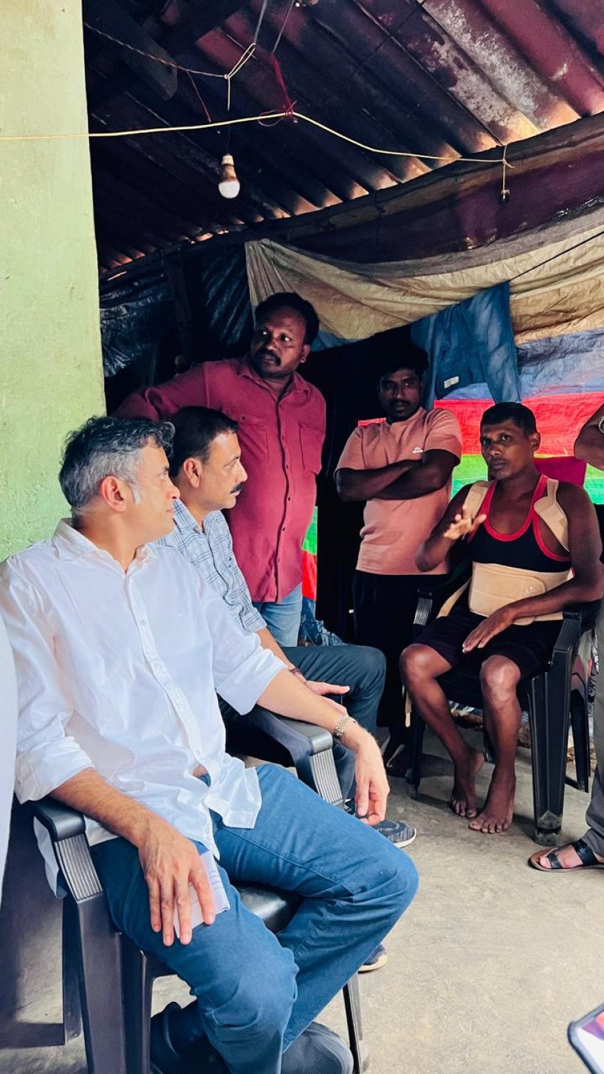 ಮರದಿಂದ ಬಿದ್ದು ಗಾಯಗೊಂಡಿದ್ದ ವ್ಯಕ್ತಿಗೆ ಶಾಸಕ ಪೊನ್ನಣ್ಣ ಸಾಂತ್ವನ