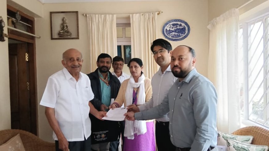 ಮತದಾರರ ಪಟ್ಟಿ ಪರಿಷ್ಕರಣೆ: ಮಾಜಿ ಸಚಿವ ಎಂ.ಸಿ. ನಾಣಯ್ಯ ಅವರಿಗೆ ಎನ್ಯೂಮರೇಷನ್ ಫಾರ್ಮ್ ವಿತರಣೆ