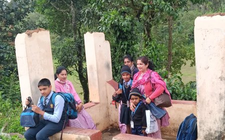 ದೊಡ್ಡಪುಲಿಕೋಟು : ಗಾಳಿ ಮಳೆಗೆ ಹಾರಿ ಹೋದ ಪ್ರಯಾಣಿಕರ ಬಸ್ಸು ತಂಗುದಾಣದ ಮೇಲ್ಚಾವಣಿ