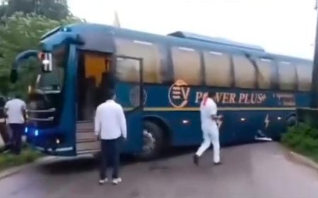 ಮಡಿಕೇರಿ: ಎಲ್ಐಸಿ ಬಳಿ ಸಿಲುಕಿದ KSRTC ಎಲೆಕ್ಟ್ರಿಕ್ ಬಸ್
