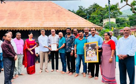 ಪವಿತ್ರ ಶ್ರೀ ಪಾಡಿ ಇಗ್ಗುತಪ್ಪ ಸನ್ನಿಧಿಯಲ್ಲಿ 2027 ನೇ ಸಾಲಿನ ಆತಿಥೇಯ ಅಜ್ಜಿಕುಟ್ಟಿರ ಕುಟುಂಬಸ್ಥರಿಗೆ ಆಯೋಜನೆಯ ಹಕ್ಕನ್ನು ಹಸ್ತಾಂತರಿಸಿದ ಕೊಡವ ಹಾಕಿ ಅಕಾಡಮಿ