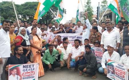 ಕುಶಾಲನಗರ :ನೀಟ್ ಪ್ರಶ್ನೆಪತ್ರಿಕೆ ಸೋರಿಕೆ,ವಿಪಕ್ಷ ನಾಯಕ ರಾಹುಲ್ ಗಾಂಧಿ ಬಂಧನ, ವಿದ್ಯಾರ್ಥಿಗಳ ಮೇಲೆ‌ ಲಾಠಿ ಚಾರ್ಜ್ ಖಂಡಿಸಿ ಕಾಂಗ್ರೆಸ್ ಬೃಹತ್ ಪ್ರತಿಭಟನೆ