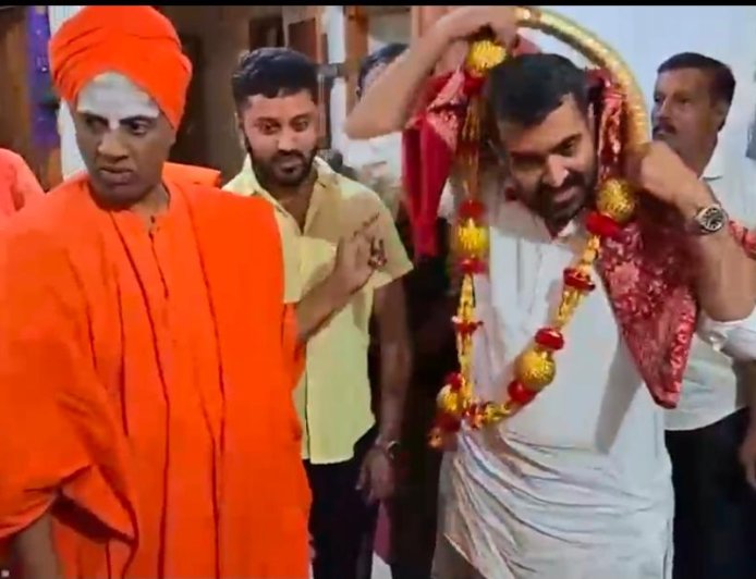 ಶನಿವಾರಸಂತೆ: ಸಿಡಿಗಳಲೆ ಮಠಕ್ಕೆ ಸಿದ್ದಲಿಂಗ ಸ್ವಾಮೀಜಿ ಭೇಟಿ, ಆಶೀರ್ವಾದ ಪಡೆದ ಶಾಸಕ ಡಾ. ಮಂತರ್ ಗೌಡ