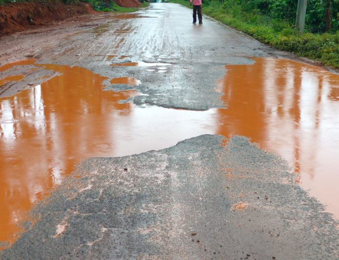ಗುಂಡಿಮಯವಾದ ಮರಗೋಡು–ಕೊಂಡಂಗೇರಿ ರಸ್ತೆ :ಬಾಳೆ ಗಿಡ ನೆಟ್ಟು ಧರಣಿಗೆ ಆಟೋ ಚಾಲಕರು, ಮಾಲೀಕರ ಸಂಘ ಹಾಗೂ ಗ್ರಾಮಸ್ಥರ ಎಚ್ಚರಿಕೆ
